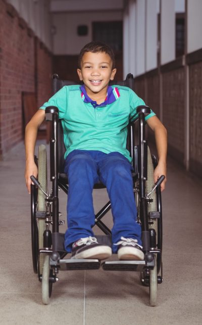 estudiante-sonriente-en-una-silla-de-ruedas-scaled.jpg