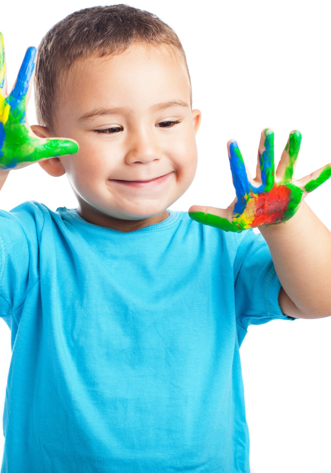 nino-sonriendo-con-las-manos-llenas-de-pintura-2-scaled.jpg