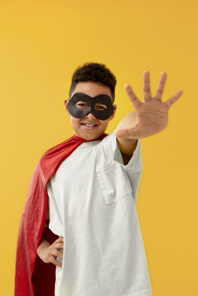retrato-de-nino-con-capa-de-superheroe-scaled.jpg